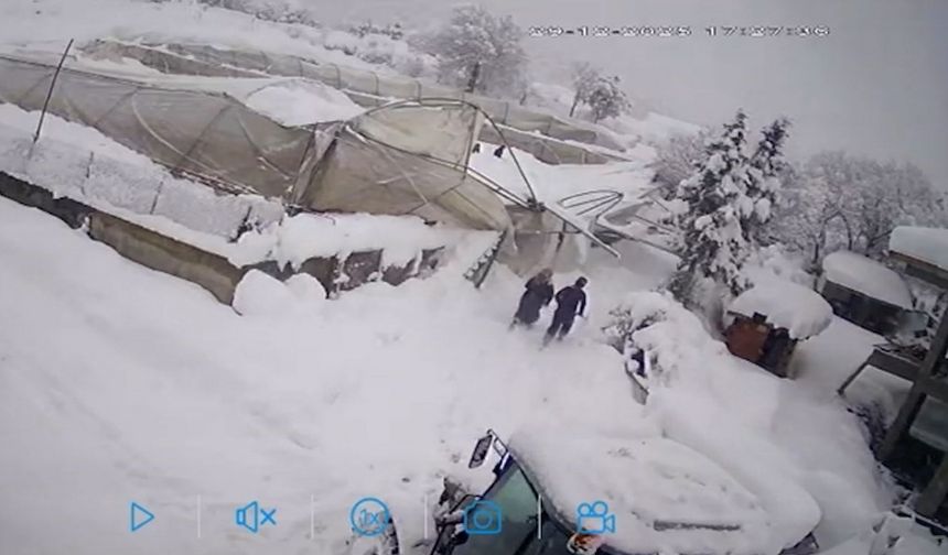 Seraların çökme anı kamerada: Kar altında kaldı, komşularının yardımıyla kurtarıldı