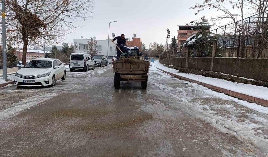 Siirt'te buzlanmaya karşı çalışmalar devam ediyor