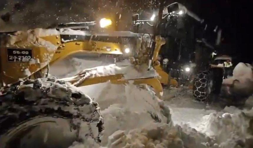 Siirt'te kardan dolayı yolda kalan aile kurtarıldı, yeni doğan bebek hastaneye ulaştırıldı