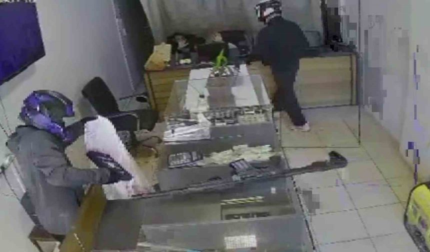 Silahlı 2 hırsız, 3 dakika içerisinde kuyumcuyu soydu... Korku dolu anlar kamerada