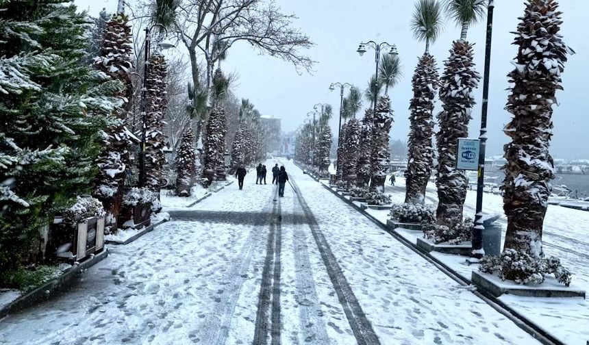 Silivri beyaz örtü ile kaplandı: Kar yağışı havadan görüntülendi