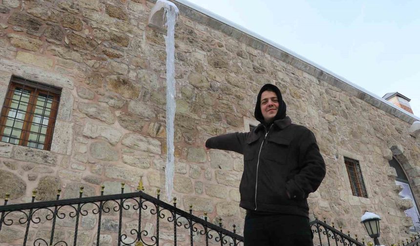 Sivas'ta soğuk hava 4 metreyi bulan buz sarkıtları oluşturdu