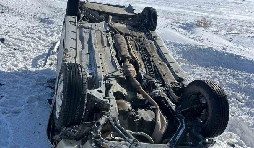 Sivas'ta takla atıp ters dönen otomobildeki 4 kişi yaralandı