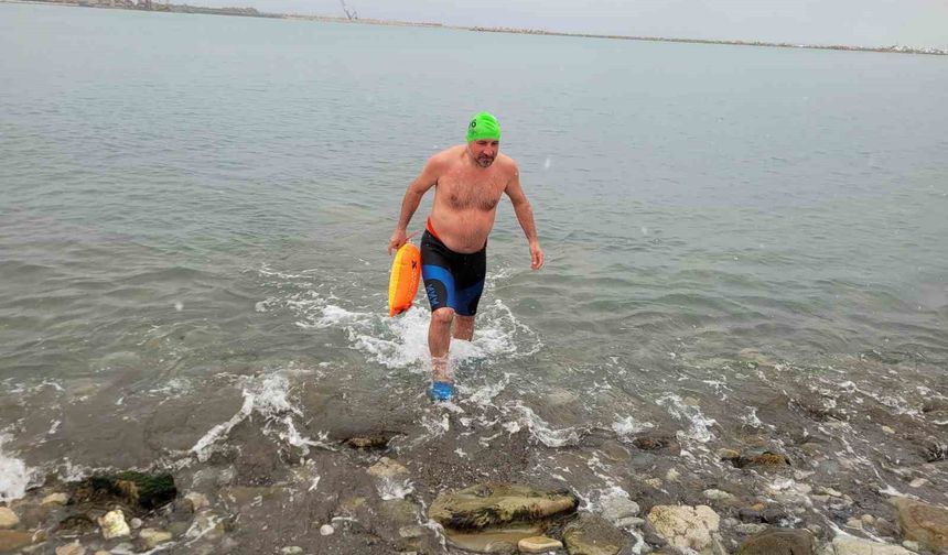 Soğuğa aldırış etmedi, kar altında denizde yüzdü