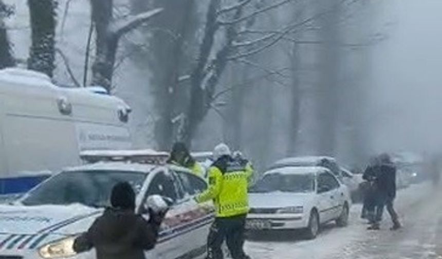 Soğuk havada sıcak görüntüler: Jandarma çocuklarla kar topu savaşı yaptı