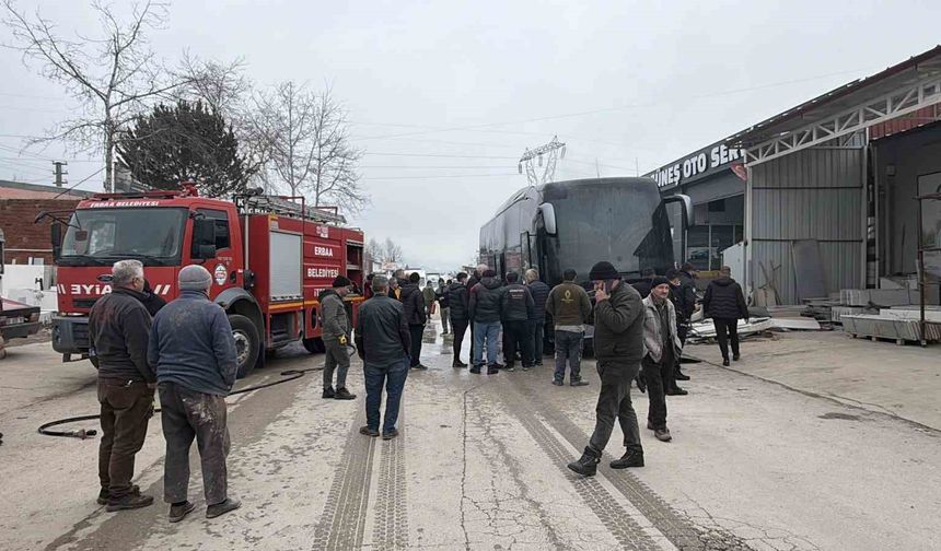 Tokat'ta park halindeki otobüs alev aldı