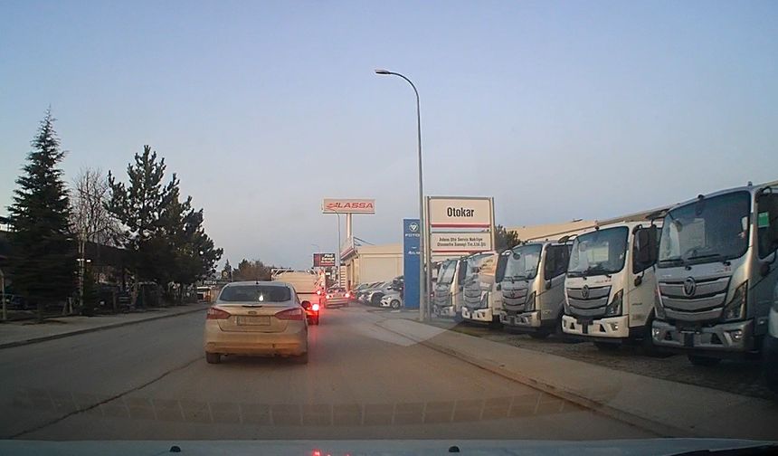 Trafikten kaçmak için kaldırımı yol yaptı