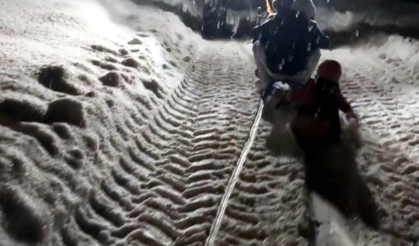 Traktöre bağlanan kızaklarla gün boyu kayak yaptılar