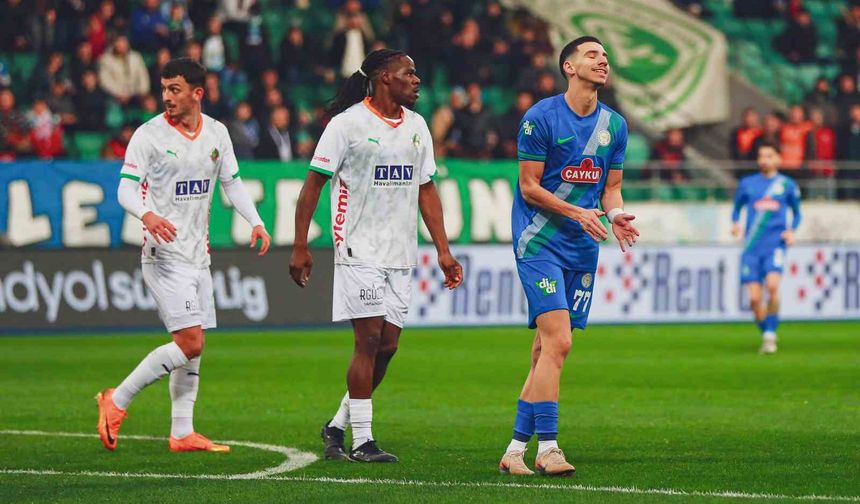 Trendyol Süper Lig: Çaykur Rizespor: 0 - Corendon Alanyaspor: 0 (İlk yarı)