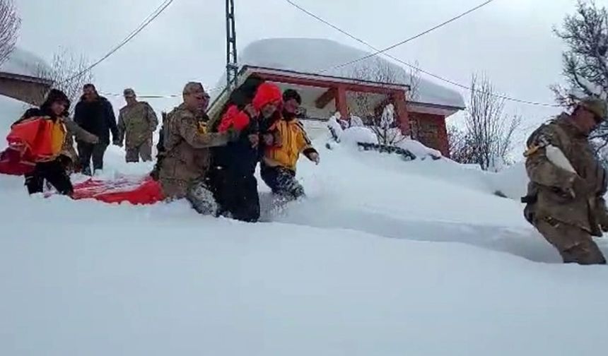 Tunceli'de ekipler 1 kilometre yürüdü, hasta hastaneye ulaştırıldı