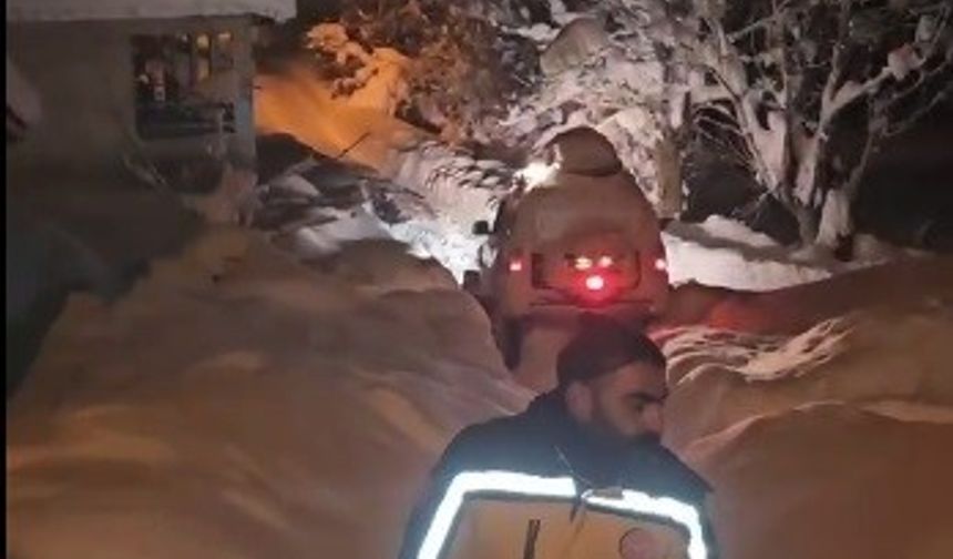 Tunceli'de kapalı yollar aşıldı, ayağı kırılan yaşlı kadın hastaneye ulaştırıldı