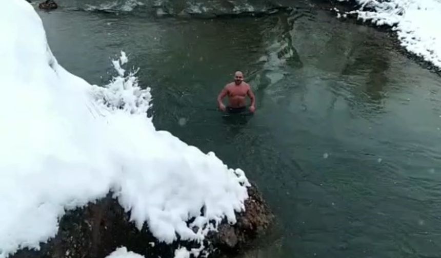 Tunceli'de sıra dışı anlar: Aynı vadide su samurları ve buz gibi suda yüzen gençler dikkat çekti