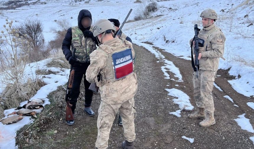 Tunceli'de suça geçit yok: Kaçak avcılara ceza kesilirken terör şüphelisi tutuklandı