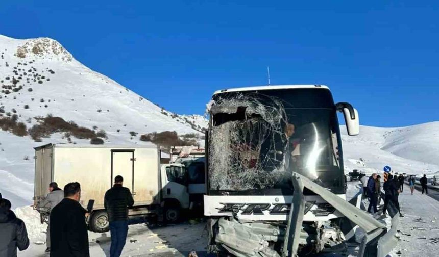 Tutak'ta trafik kazası çok sayıda yaralı var