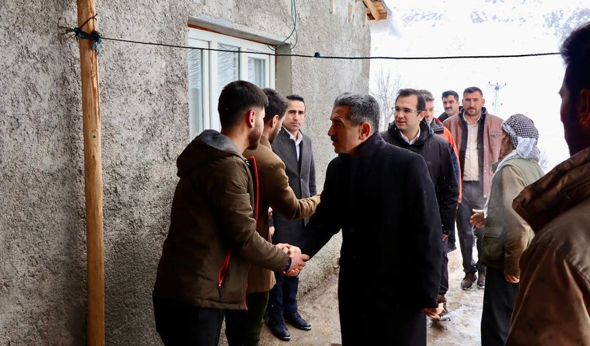 Vali Ekici çığ düşen köyde incelemelerde bulundu