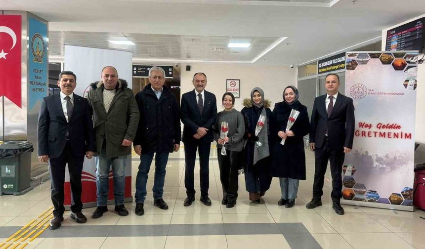 Van'a yeni atanan öğretmenler güllerle karşılandı
