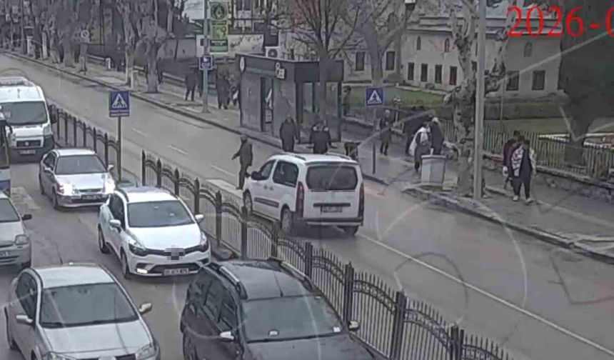 Yaya geçidinden geçerken araç çarptı