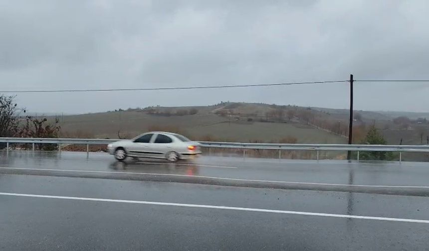Yeni yapılan yolda yaşanan çökme kazalara daveti çıkarıyor