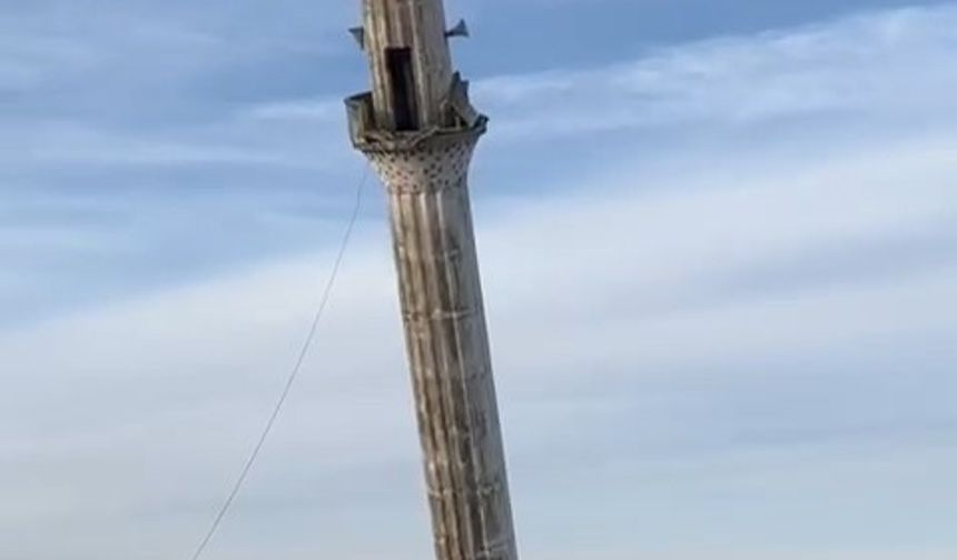 Yenisi yapılınca eski caminin minaresi kontrollü bir şekilde yıkıldı