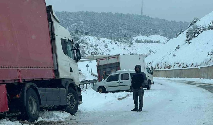 Yoğun kar nedeniyle Niksar-Erbaa kara yolunda trafik durma noktasına geldi