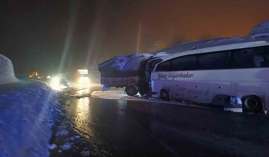 Yolcu otobüsü yolu kapatan tıra çarptı: 3 yaralı