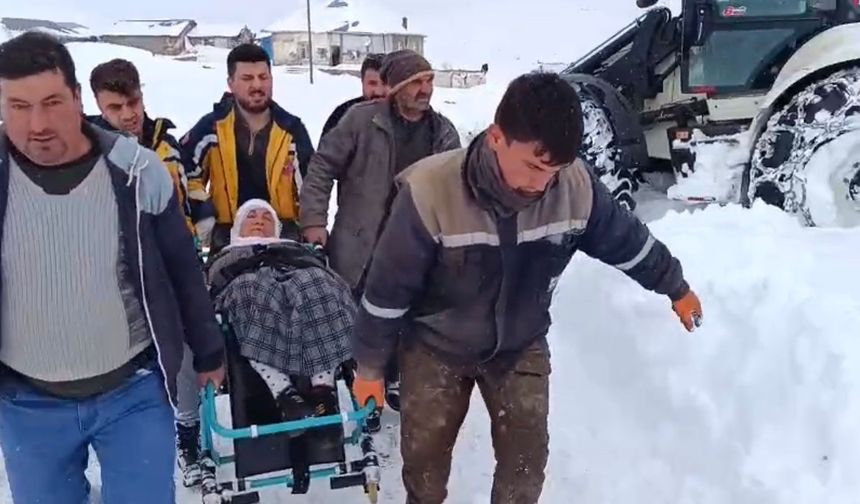 Yolu kapanan köyde mahsur kalan hasta 4 saatlik çalışmayla kurtarıldı