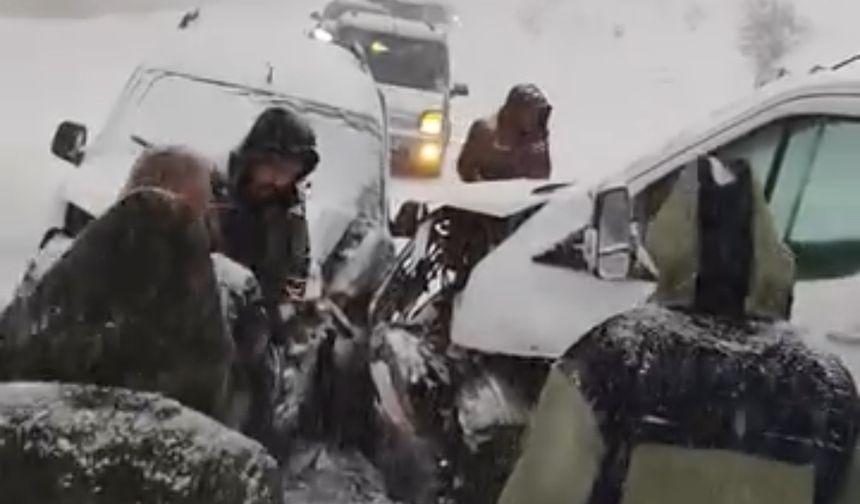 Yüksekova'da buzlu yolda 2 kamyonet çarpıştı