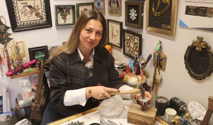 Yumurta kabuklarıyla başlayan sanat merakında 30 yıldır ilmik ilmik taşları mozaiğe dönüştürüyor