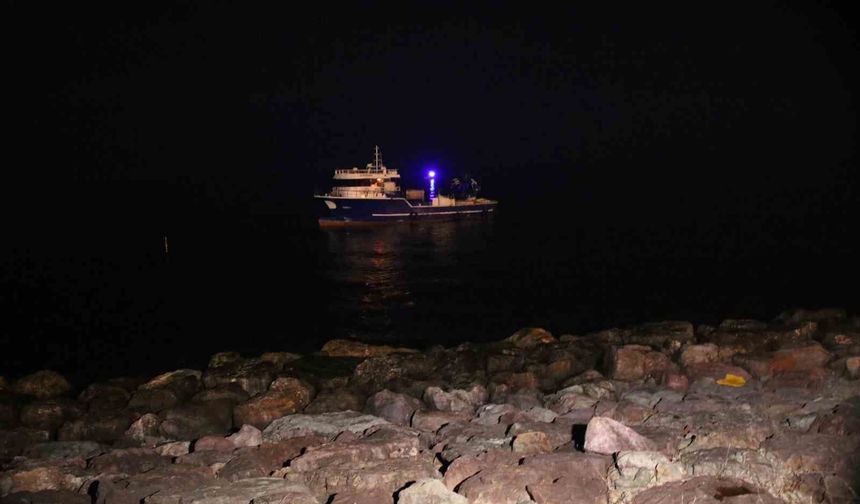 Rize'de kafes balıkçılığında kullanılan balıkçı motoru karaya oturdu