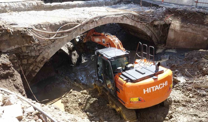 200 yıllık tarihi kemer köprü yol yapımı çalışmasında gün yüzüne çıktı