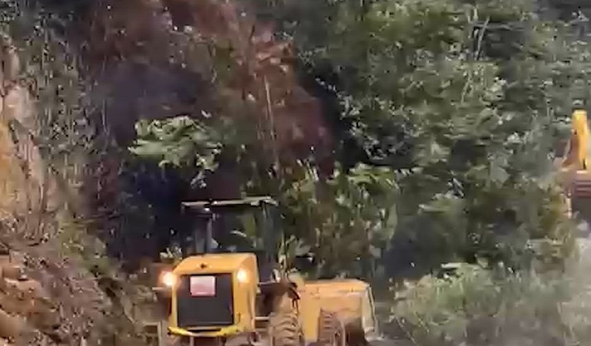 Rize'de heyelanı temizleyen iş makinesi 2. heyelandan son anda kurtuldu