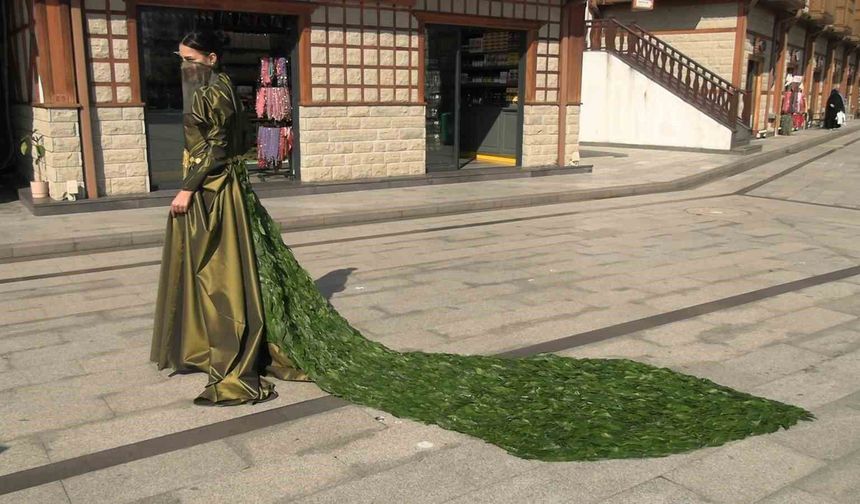 İranlı öğrenci 5 bin çay yaprağı kullanarak elbise tasarladı