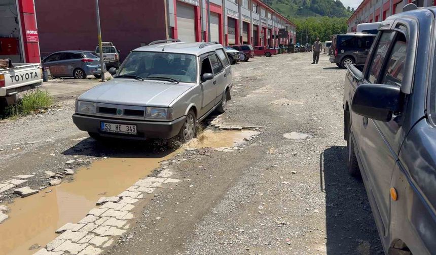 Rize'de su hattı çalışması sanayi esnafını mağdur etti
