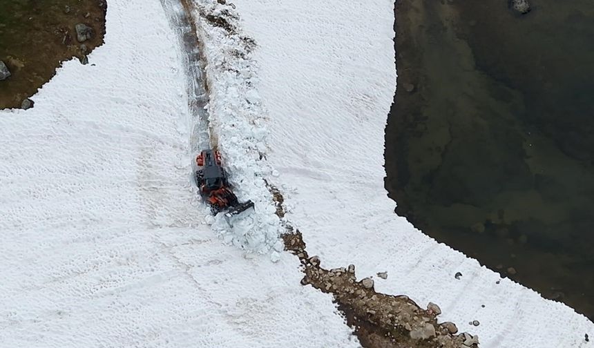 Rize'nin yayla yollarında kar temizleme çalışması devam ediyor