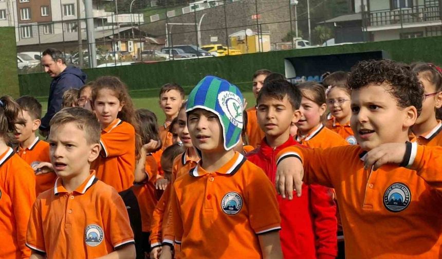 İyidere'de minik kalpler Gençlik Şöleni'nde buluştu