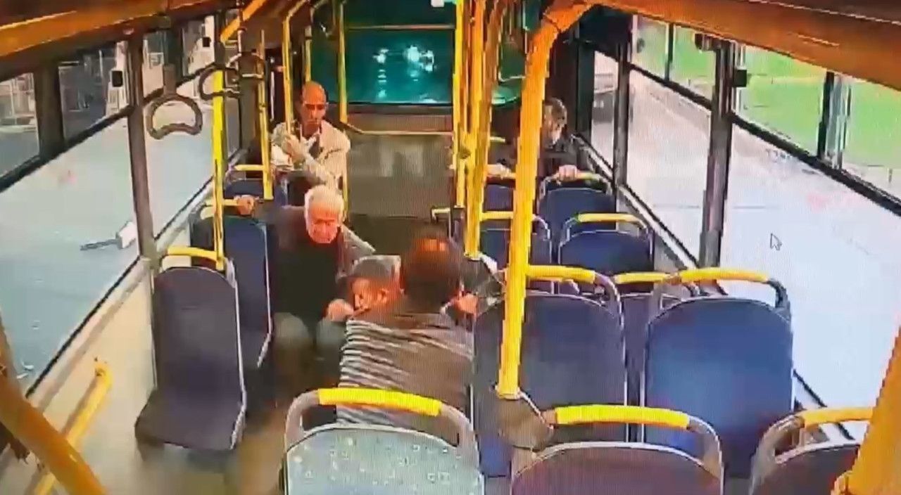 Kocaeli’nin Gebze ilçesinde halk otobüsünün çarptığı işçi servisi devrildi