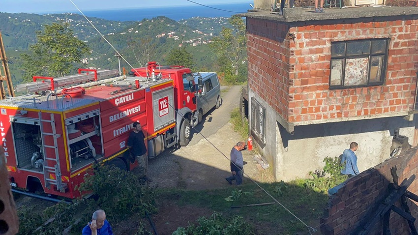 Rize'de Çatı Yangınında Faciadan Dönüldü; Hızlı Müdahale Can Kaybını Önledi