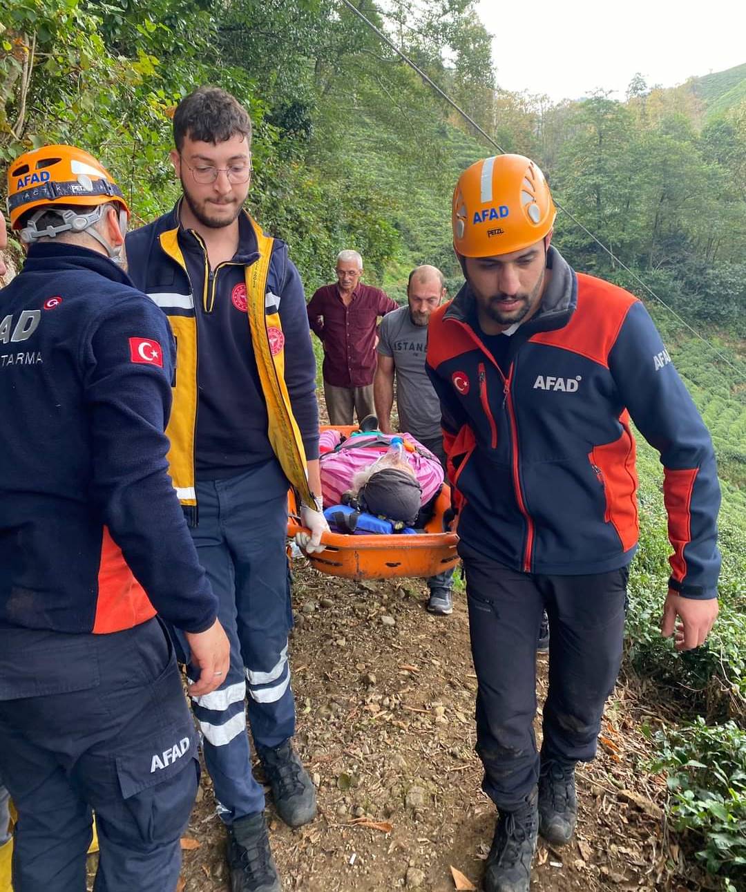 Rize’de Bir Vatandaş Dengesini Kaybedip Uçuruma Yuvarlandı