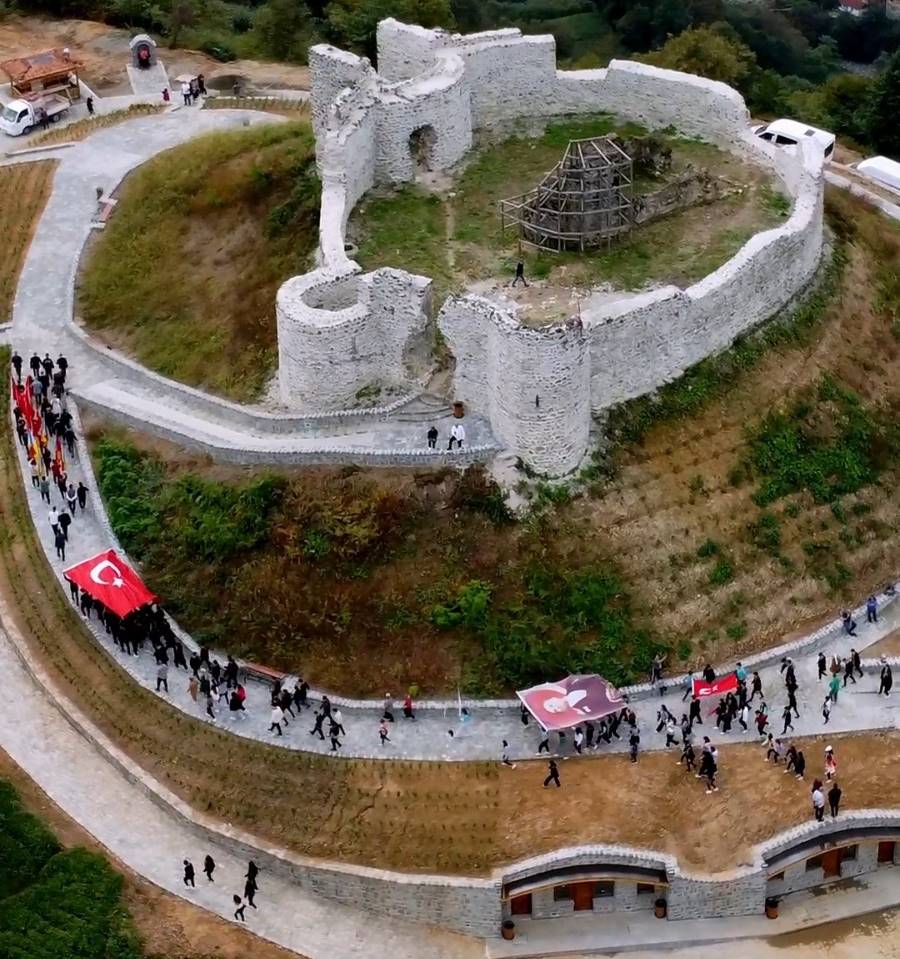 Rize’de Öğrenciler 700 Yıllık Ciha Kalesi’ni 100. Yıl Çınarı İle Buluşturdu