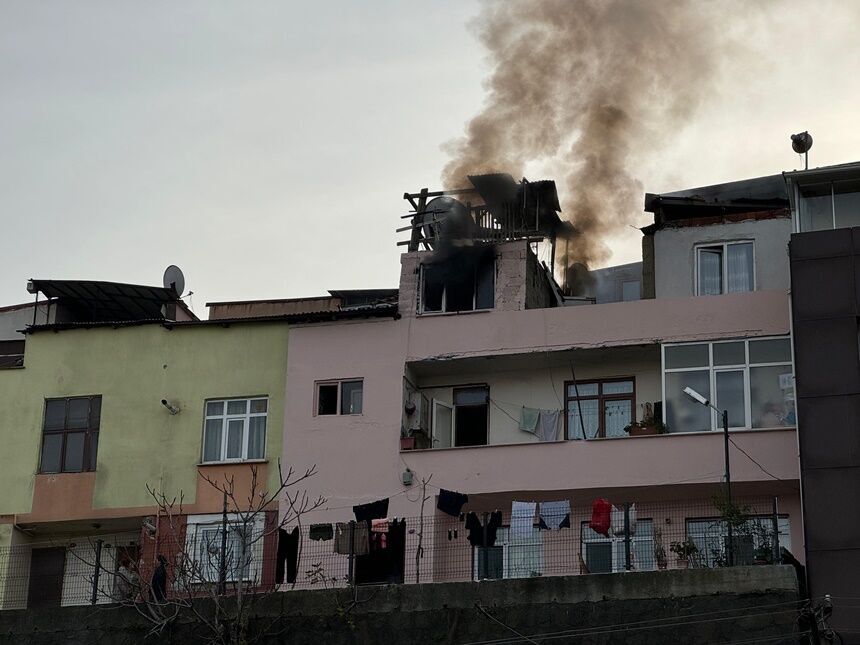 Trabzon'da Binanın Çatı Katında Yangın
