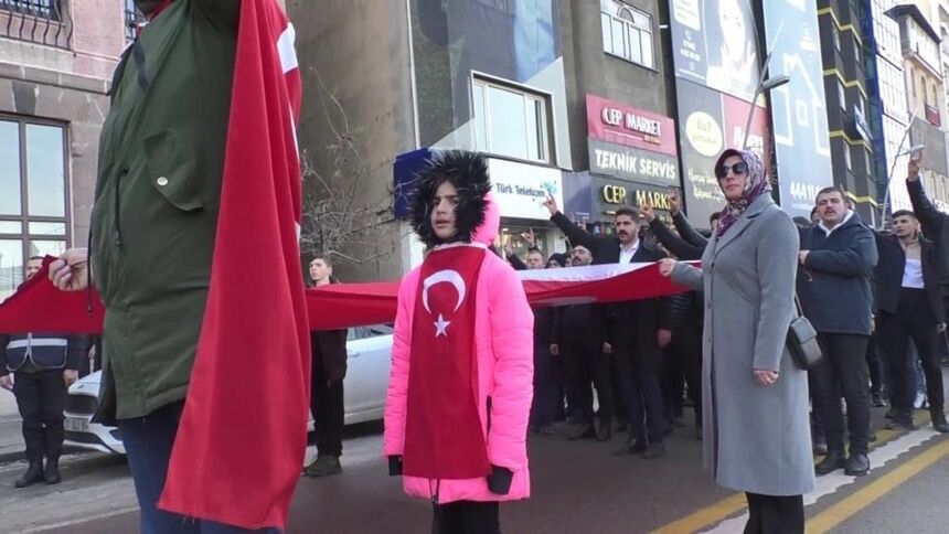 Ülkü Ocakları Şehitler için Erzurum Sokaklarını Doldurdu