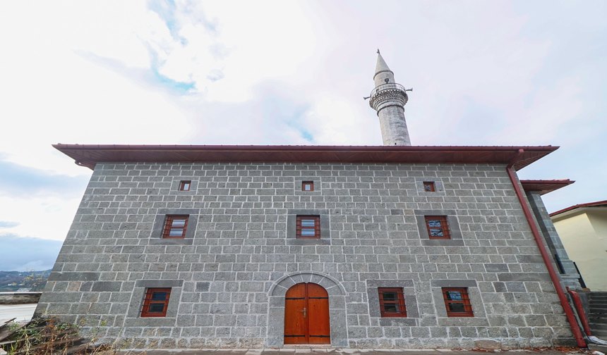 150 Yillik Cami̇ Yeni̇den İbadete Açildi4