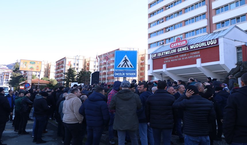 Çaykur’un Mevsimlik İşçileri Genel Müdürlük Binası Önünde Protesto Gösterisi Yaptı