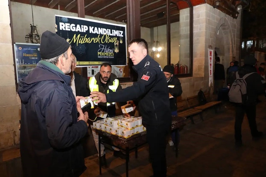 Güncel53001Bayburt Zabıtası'ndan Kandil Simidi İkramı