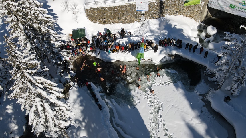 Güncel53002Rize'de Buzla Kaplı Suda Yüzdüler