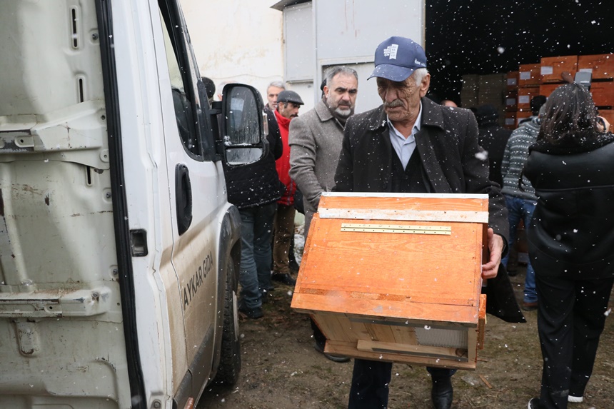 Güncel53004Bayburt'ta Arıcılara Binlerce Kovan Dağıtıldı