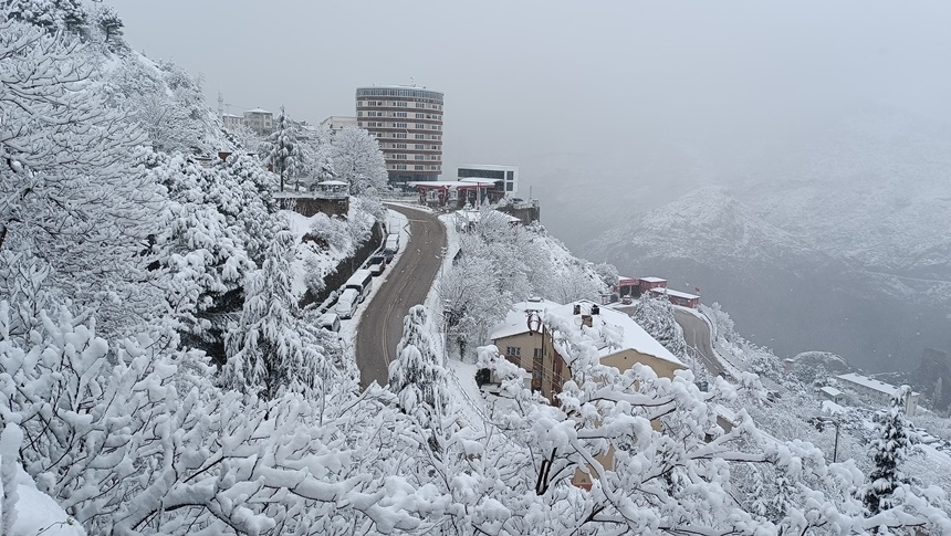 Güncel53006 Artvin'de Gece Itibaren Etkili Olan Yoğun Kar Yağışı Hayatı Olumsuz Etkiledi. 58 Köy Yolunun Ulaşıma Kapanırken, Kartpostalı Manzaralar Ortaya Çıktı.