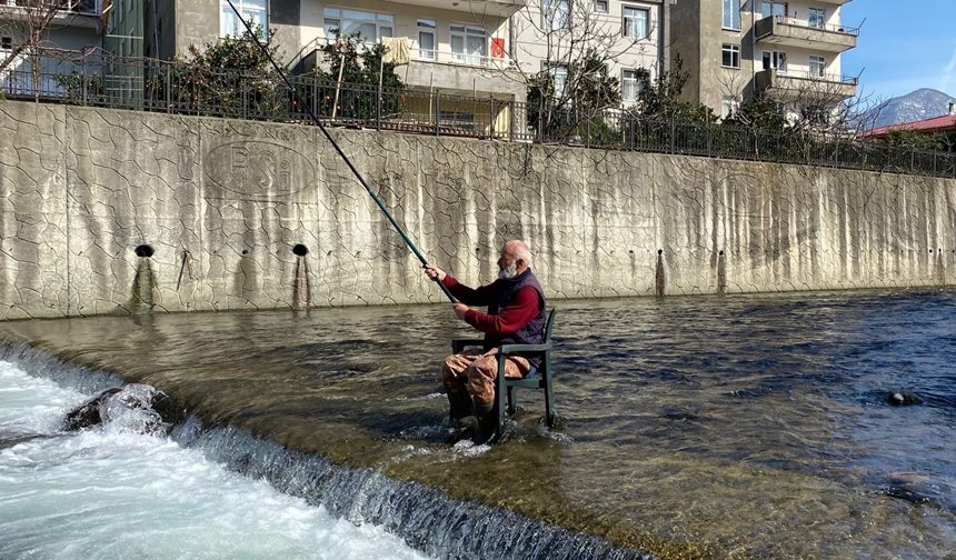 Artvinli Keyfine Düşkün 60 Yaşındaki Balıkçı Sosyal Medyada Gündem Oldu (5)