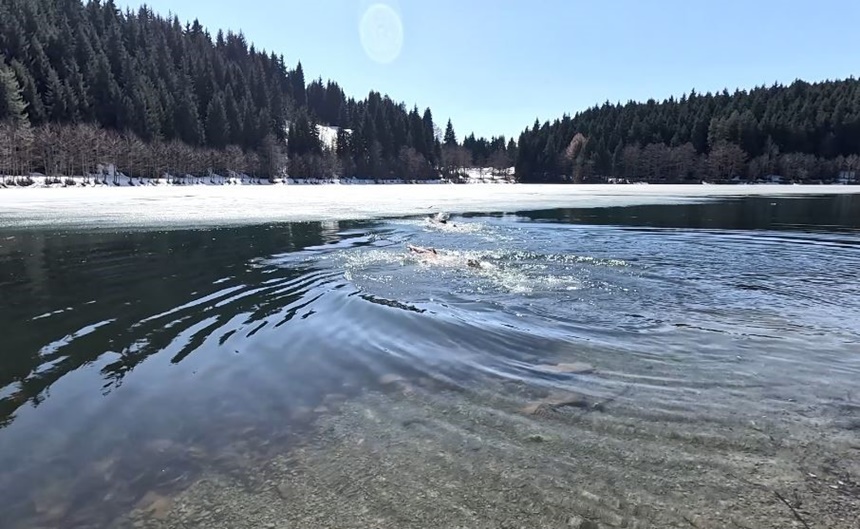 Aw182251 03Artvin’de Bir Grup Adrenalin Meraklısı Buz Tutmuş Göle Girdi