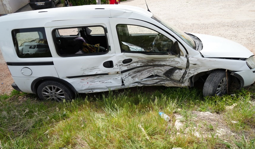 Bayburt’ta 4 Kişinin Yaralandığı Trafik Kazası Güvenlik Kamerasına Yansıdı (1)